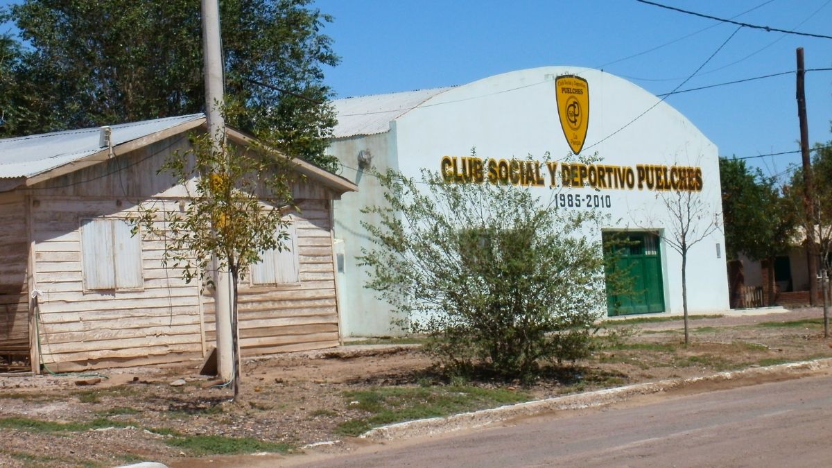 El pueblo de Puelches también tiene un clásico club de barrio. El pueblo de Puelches también tiene un clásico club de barrio.