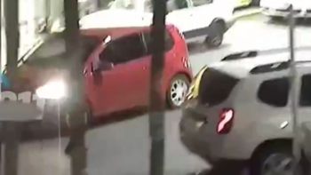 El video del robo de un auto con una niña en su interior y una intensa persecución por toda la ciudad El video del robo de un auto con una niña en su interior y una intensa persecución por toda la ciudad