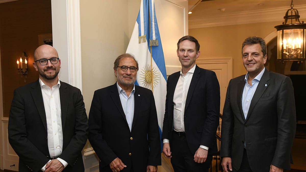 El ministro de Economía, Sergio Massa, junto al asesor adjunto de Seguridad Nacional en Política Económica Internacional, Mike Pyle; el asesor para América Latina, Juan González y el embajador Jorge Argüello, durante la reunión que mantuvieron en la Embajada de Argentina.