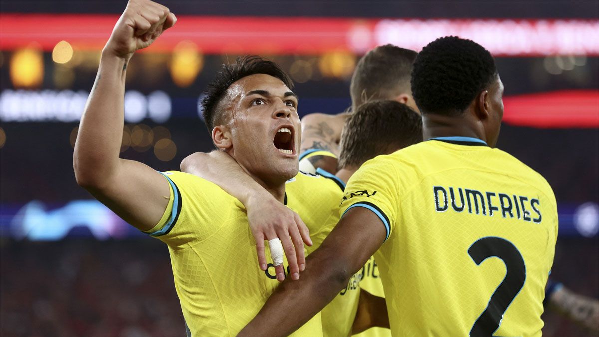 Lautro Martínez grita uno de los goles del Inter ante Benfica.