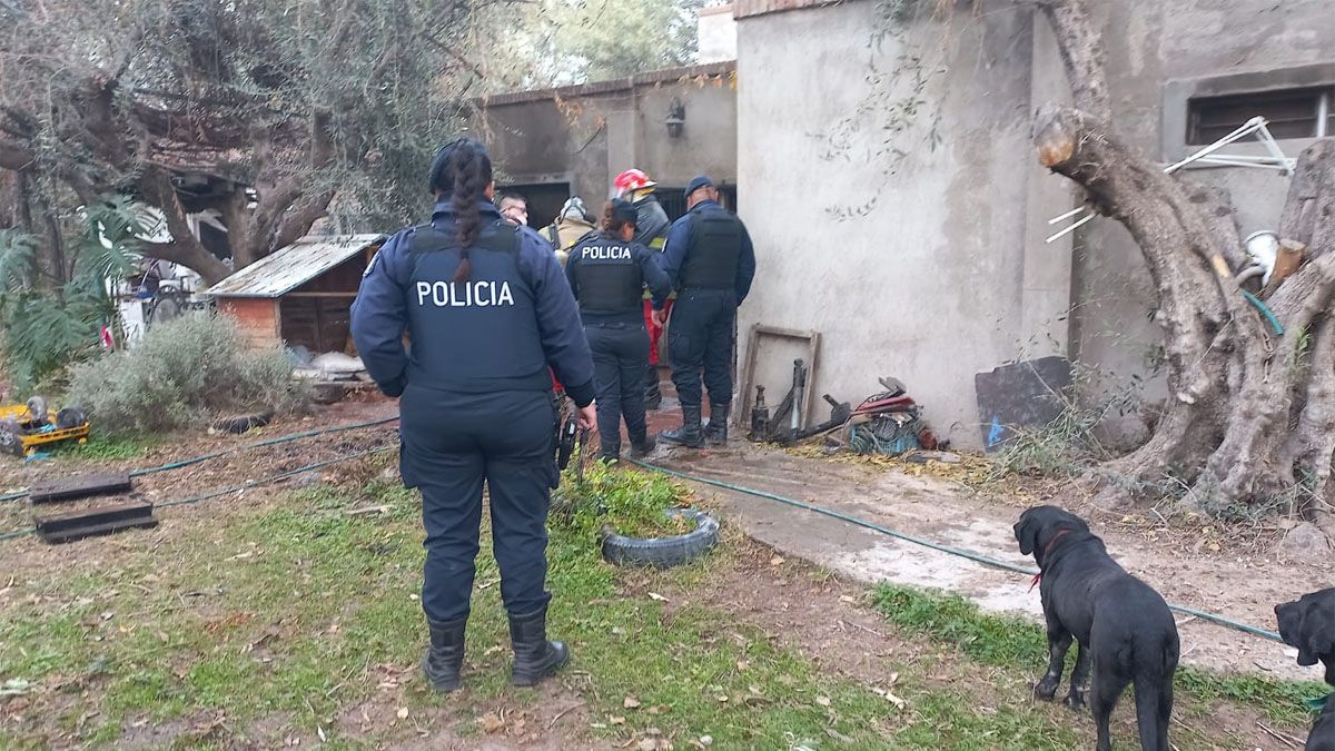 La víctima quedó atrapada en su casa de calle Lavalle al 7.900, en El Algarrobal, en Las Heras, luego de un incendio. La víctima quedó atrapada en su casa de calle Lavalle al 7.900, en El Algarrobal, en Las Heras, luego de un incendio.