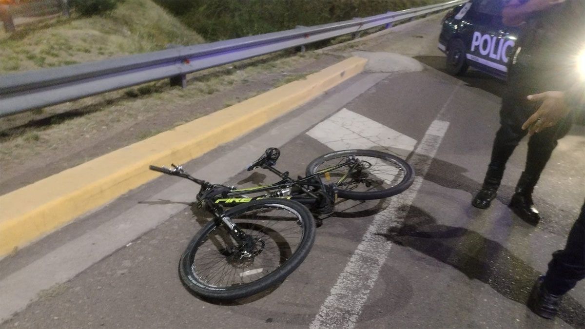 Creen que el ciclista fue embestido por una camioneta blanca, cuyo conductor escapó del lugar sin asistir a la víctima.