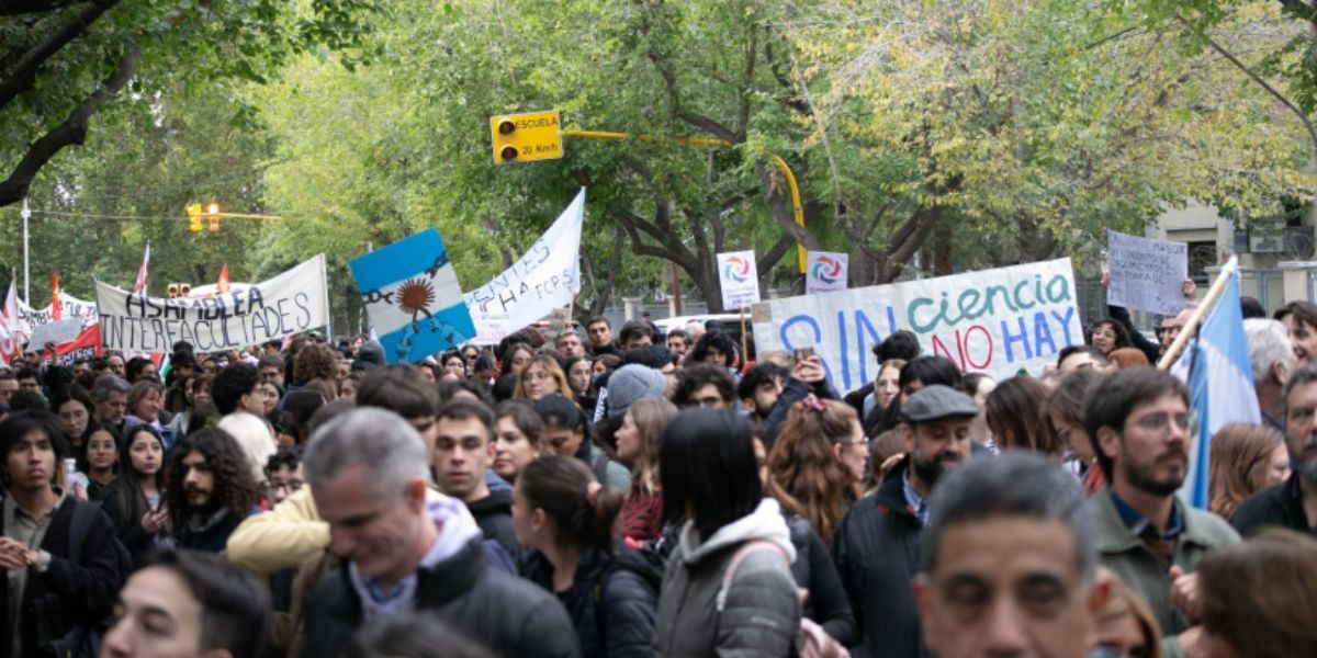 La marcha del 23 de abril en defensa de la Educación Pública fue multitudinaria, tanto en Mendoza, como a nivel federal La marcha del 23 de abril en defensa de la Educación Pública fue multitudinaria, tanto en Mendoza, como a nivel federal