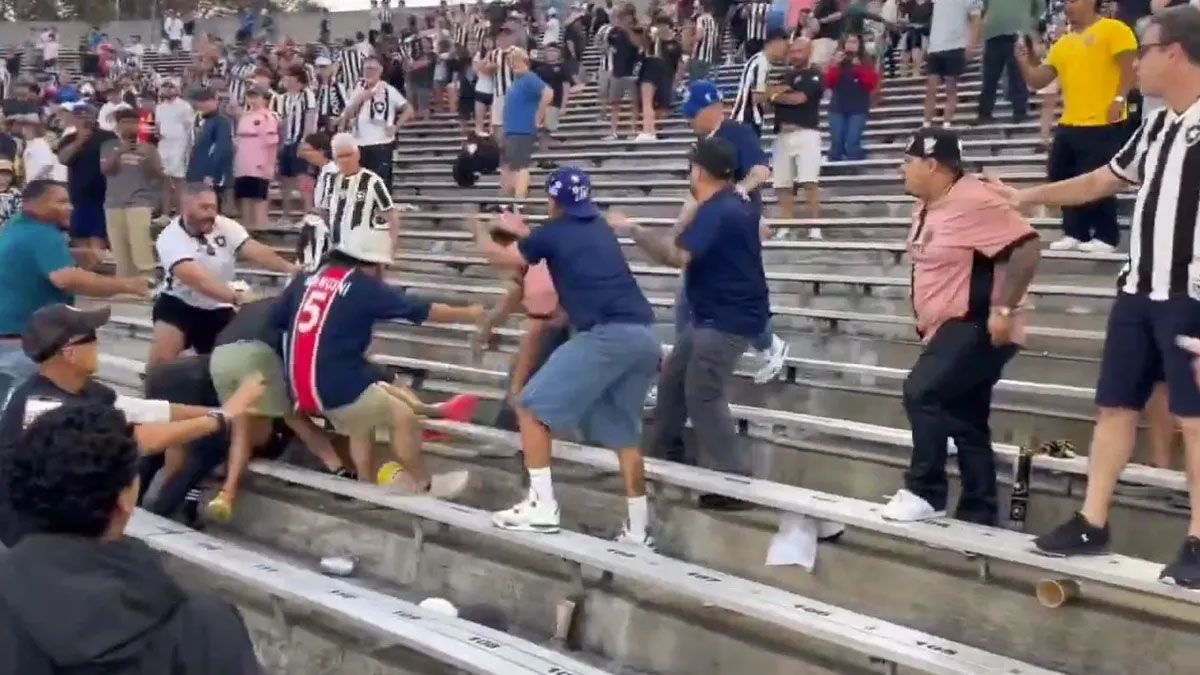 Los hinchas del PSG y del Botafogo protagonizaron una trifulca.