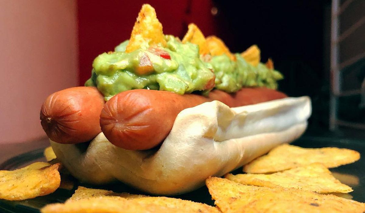 Un argentino inventó un pancho doble en un pan con canaleta