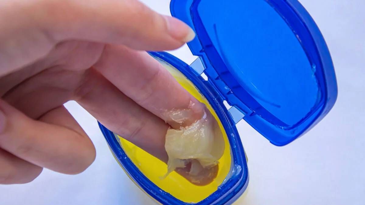 Trucos caseros: la vaselina, el producto infalible que usan los expertos de la limpieza del baño. Trucos caseros: la vaselina, el producto infalible que usan los expertos de la limpieza del baño.