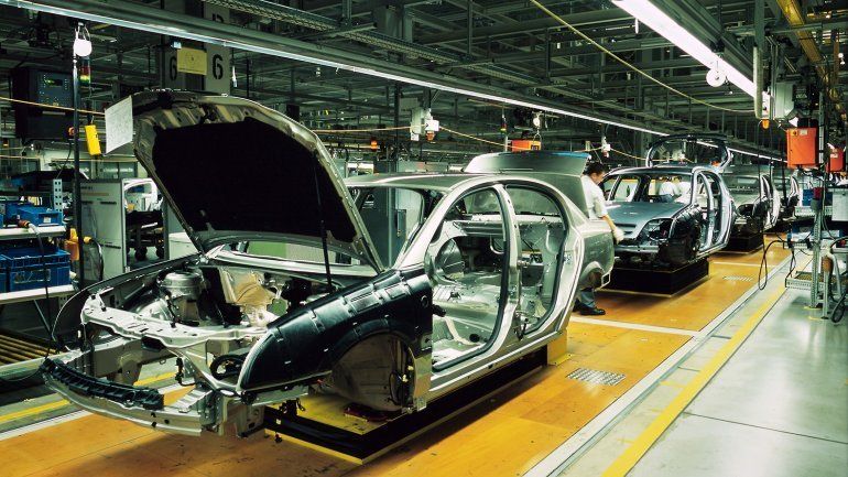 La producción automotriz cayó casi 10%, pero subieron las ventas  de cero kilómetro