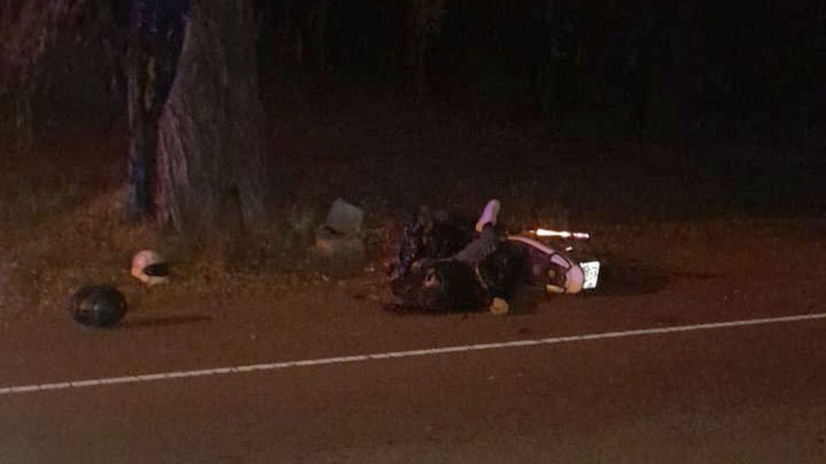 Un joven de 19 años murió en Santa Rosa al estrellar su moto contra un árbol
