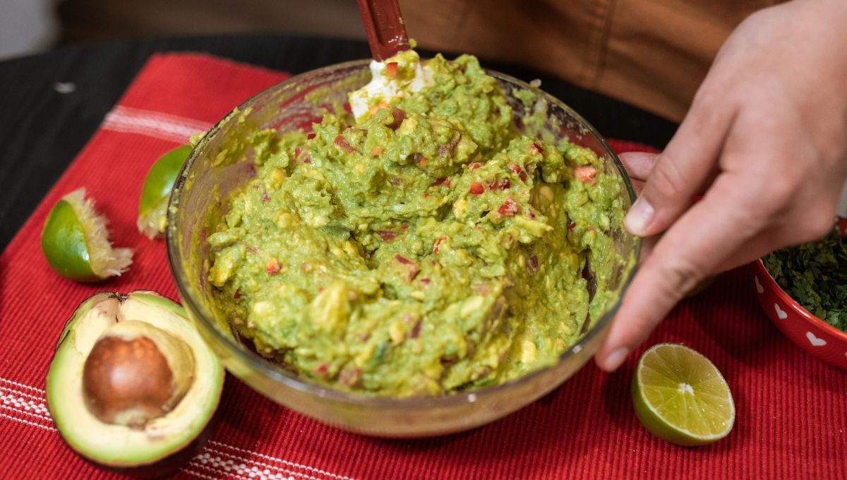 El truco mexicano para evitar que el guacamole se ponga negro