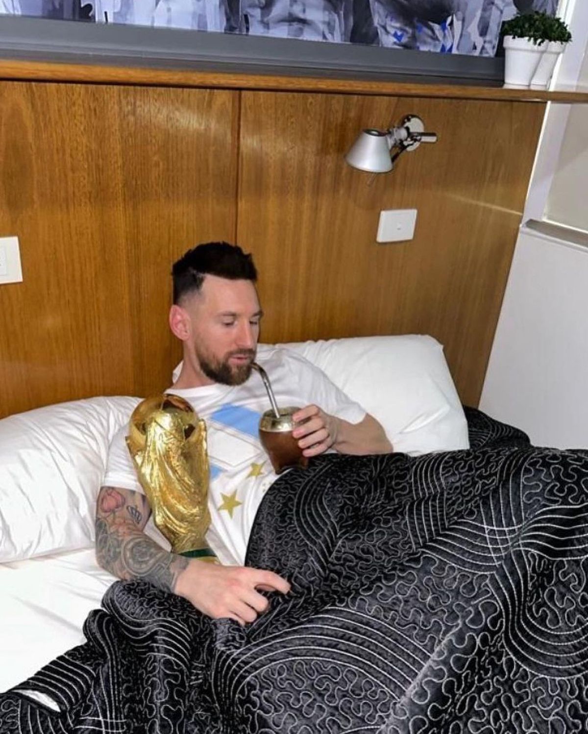 Leo con el mate y la Copa del Mundo en la concentración Leo con el mate y la Copa del Mundo en la concentración