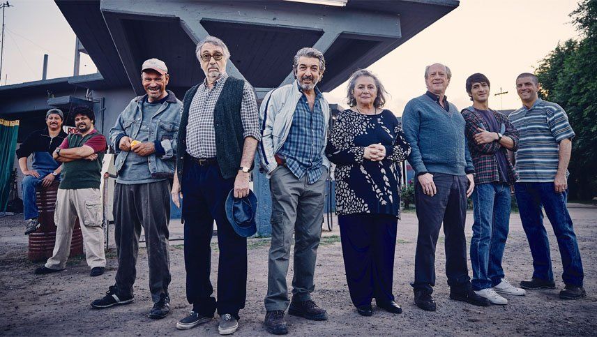 El elenco de La Odisea de los Giles, un peliculón. 