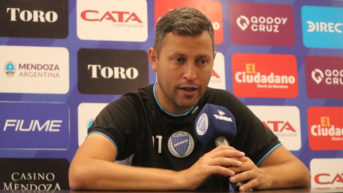 Diego Flores dio una conferencia de prensa antes del debut del Tomba ante Tigre.