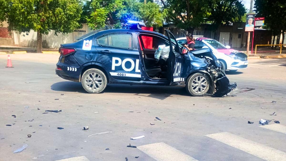 El patrullero sufri&oacute; importantes da&ntilde;os en la parte delantera.