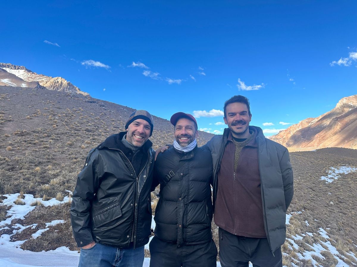 Santiago Esteves con sus hermanos Antonio y Pedro, en el rodaje de Santiago Esteves con sus hermanos Antonio y Pedro, en el rodaje de