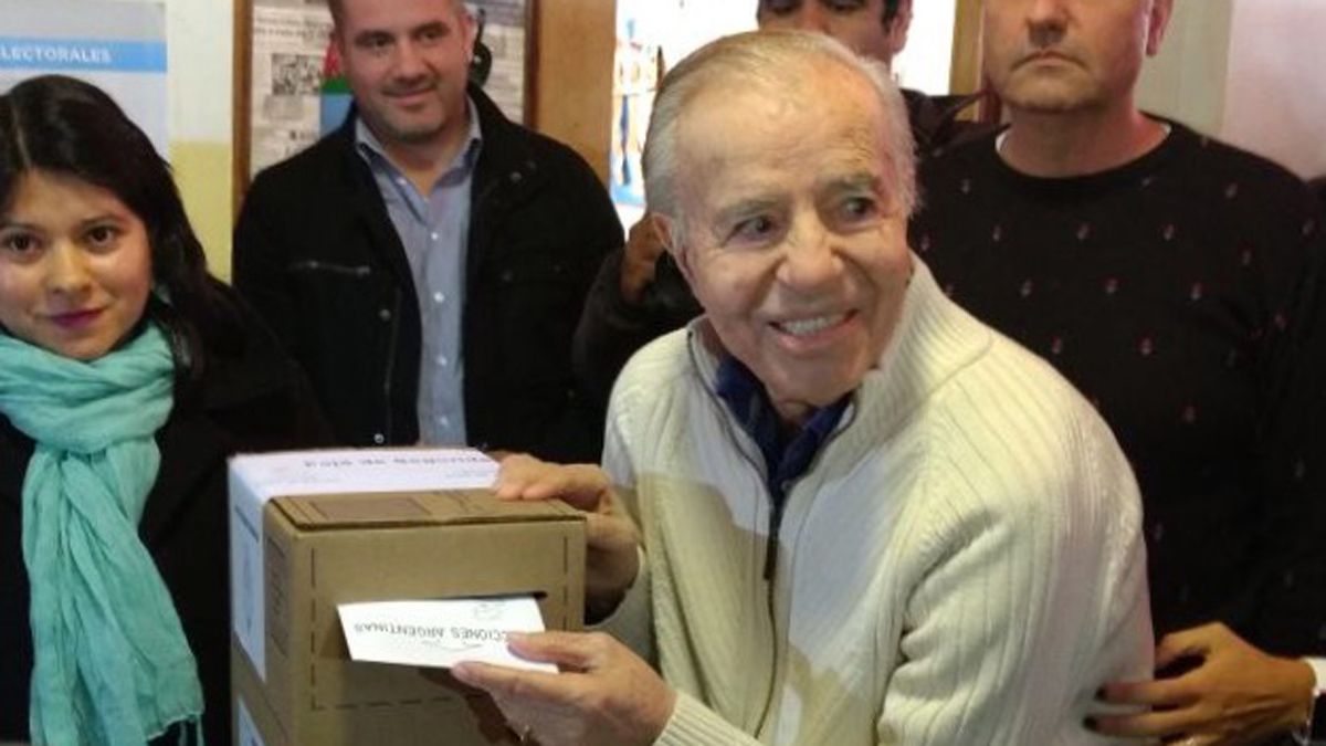 Carlos Menem, emitiendo su voto en las ultimas elecciones para presidente en el pías.