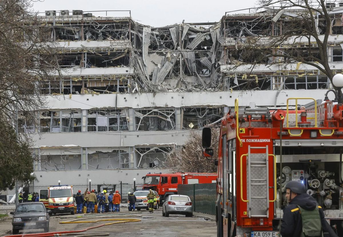 Luego del ataque de Rusia, rescatistas ucranianos trabajan en el lugar del impacto de un cohete en Kyiv la semana pasada. Crédito: EFE/SERGEY DOLZHENKO. Luego del ataque de Rusia, rescatistas ucranianos trabajan en el lugar del impacto de un cohete en Kyiv la semana pasada. Crédito: EFE/SERGEY DOLZHENKO.