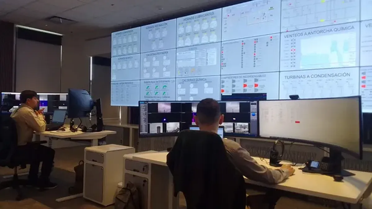 Vista del RTIC de la refinería de YPF en La Plata, donde la inteligencia artificial marca el paso y monitorea las principales variables. Vista del RTIC de la refinería de YPF en La Plata, donde la inteligencia artificial marca el paso y monitorea las principales variables.