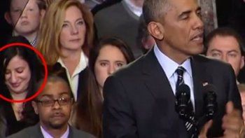 Manda mensajes de texto y se burla mientras Obama da un discurso