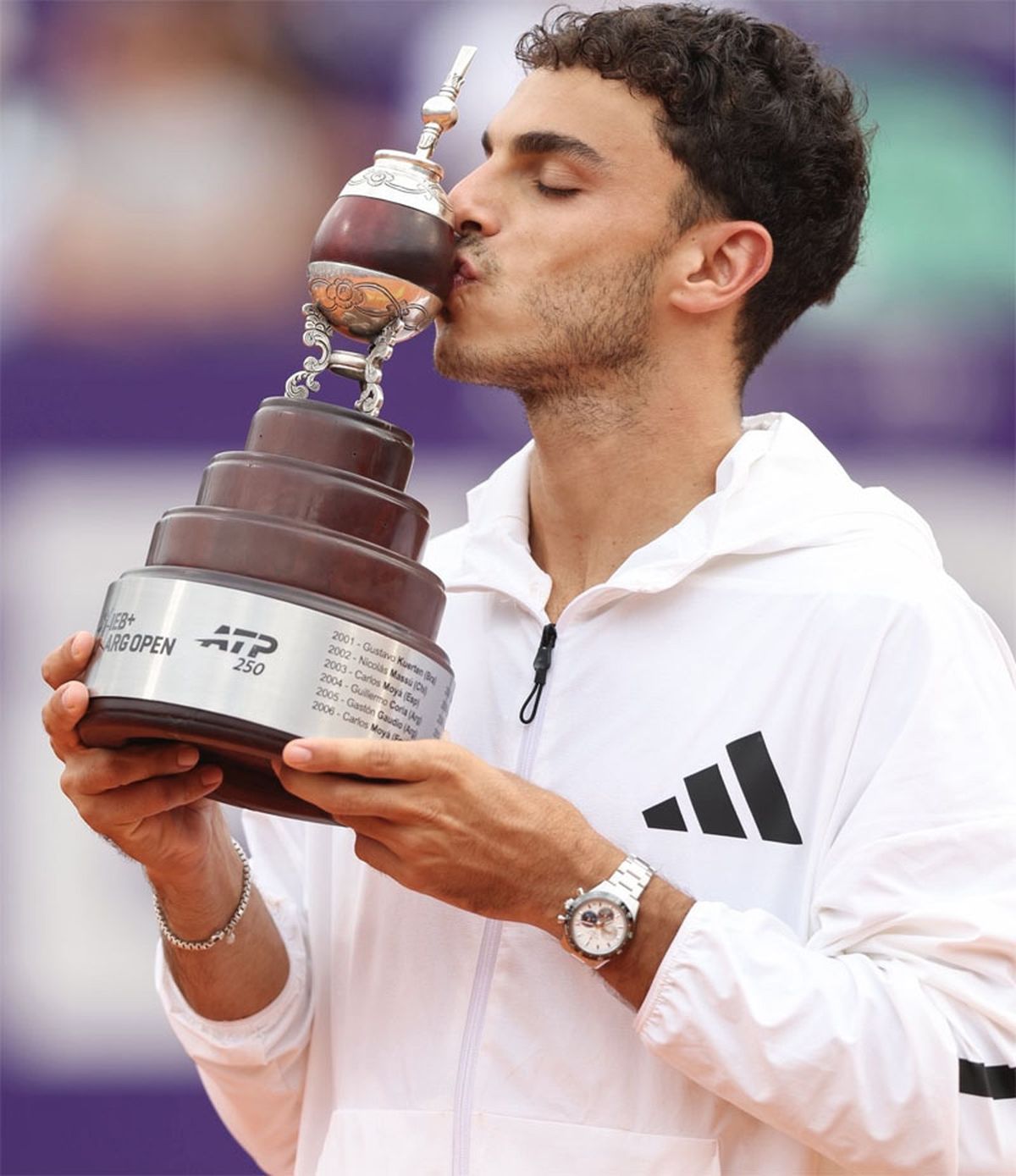 Francisco Cer&uacute;ndolo besa el trofeo del Argentina Open 2026.