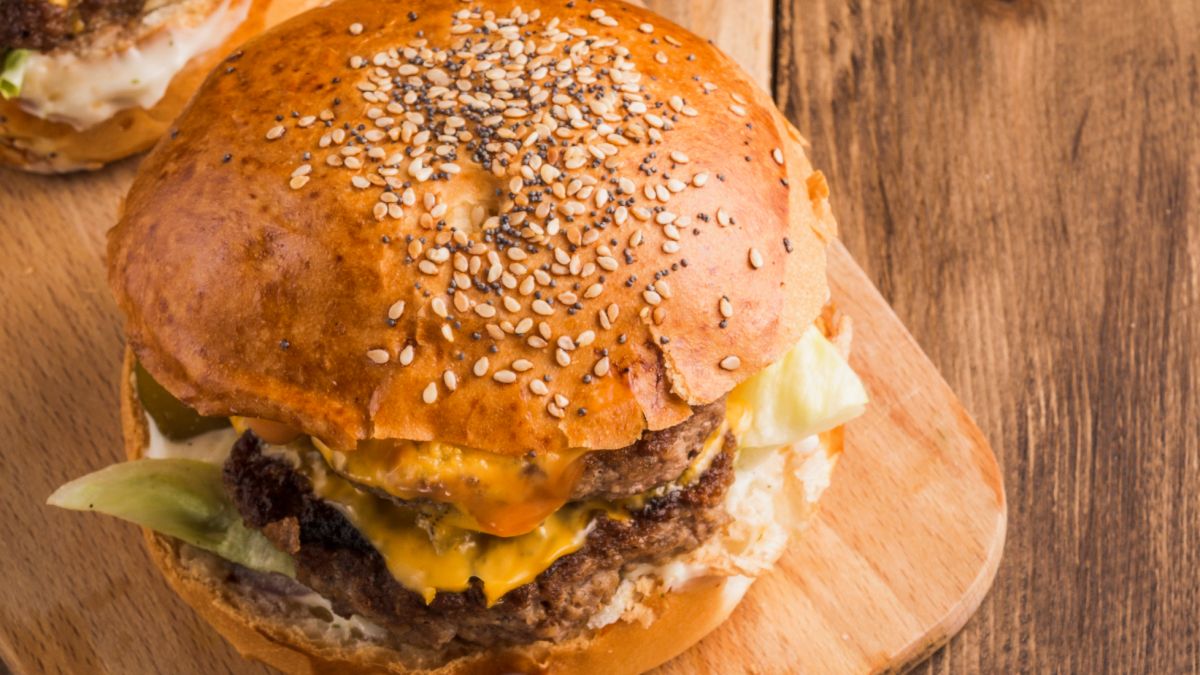 Cómo hacer Pan de hamburguesa casero, la receta tierna y esponjosa con 8 ingredientes