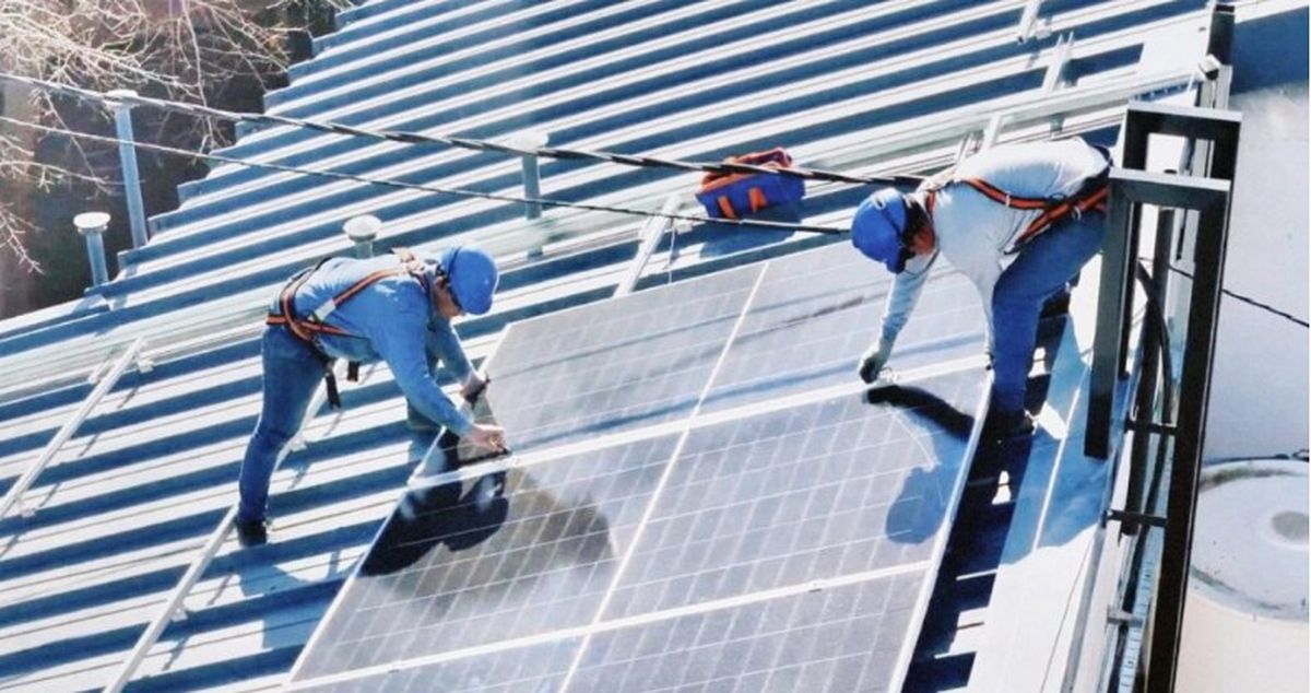 Esteban Allasino inauguró un parque solar y prometió que devolverá el ahorro de electricidad a los vecinos