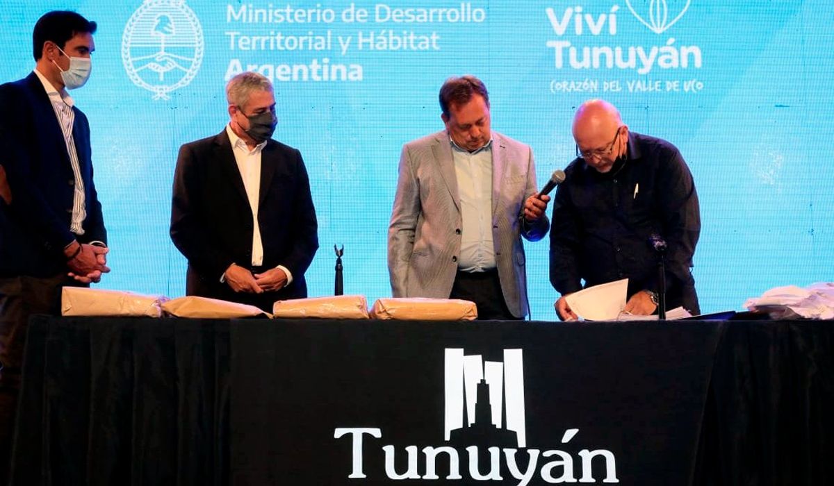 El ministro Ferraresi estuvo en Tunuyán a principios de febrero lanzando la licitación de 535 viviendas en Tunuyán, junto al intendente Martín Aveiro 