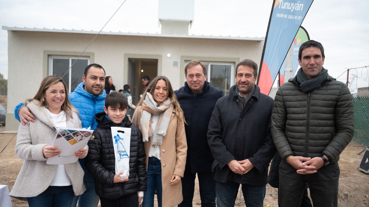 Felicidad: Una familia tunuyanina recibió las llaves de su vivienda de manos de la presidente del IPV María Marta Ontanilla, el intendente Martín Aveiro, el ministro Mario Isgro y el presidente del Concejo Deliberante Emir Andraos.