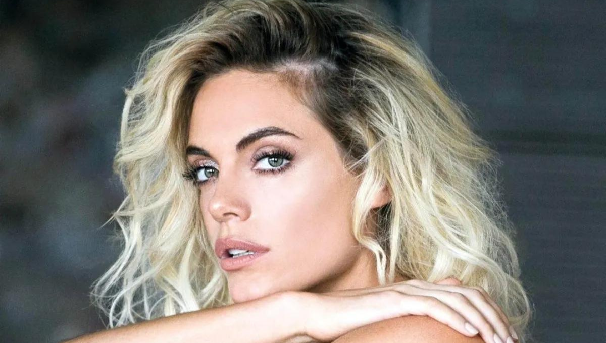 Desde la playa, Emilia Attias decreta que así se llevan las ultra transparencias de red