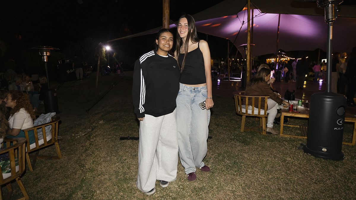 Lola y Sofía con la combinación más elegida de la noche: jeans baggy con negro. Lola y Sofía con la combinación más elegida de la noche: jeans baggy con negro.