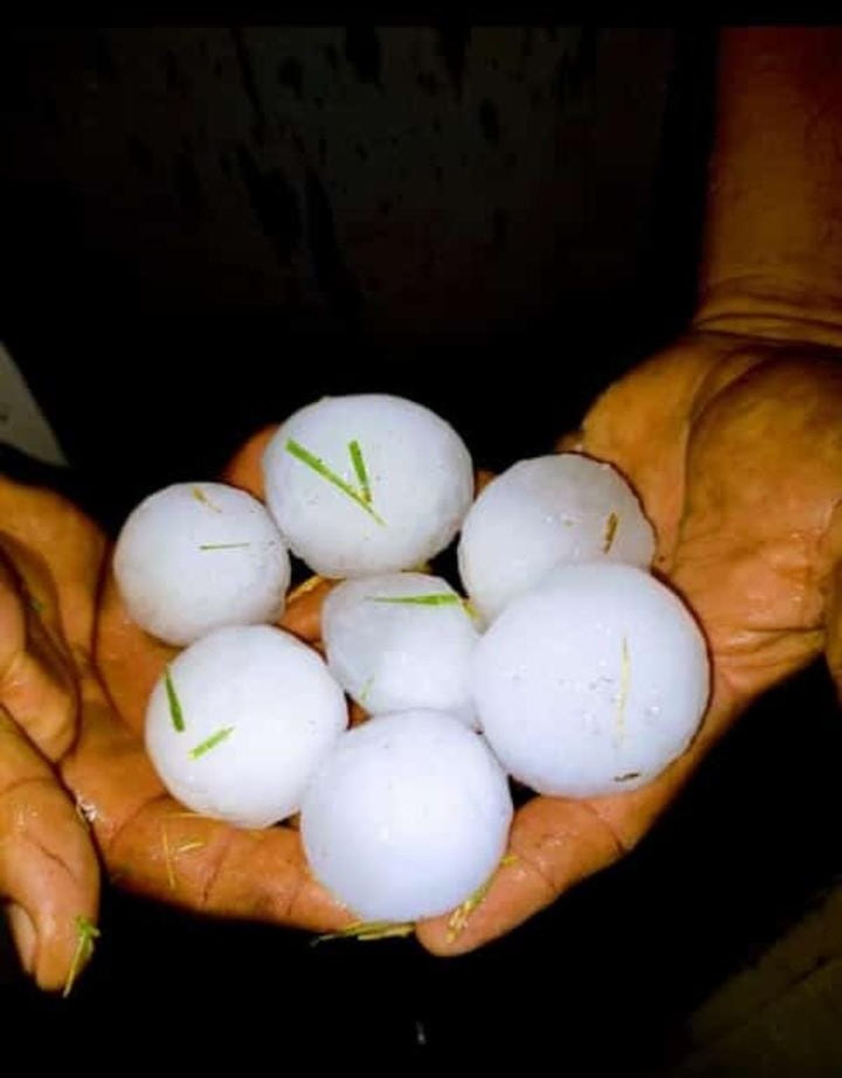 Impresionante. El tamaño de las piedras que cayeron esta semana en el Este se asemejó al de un huevo.