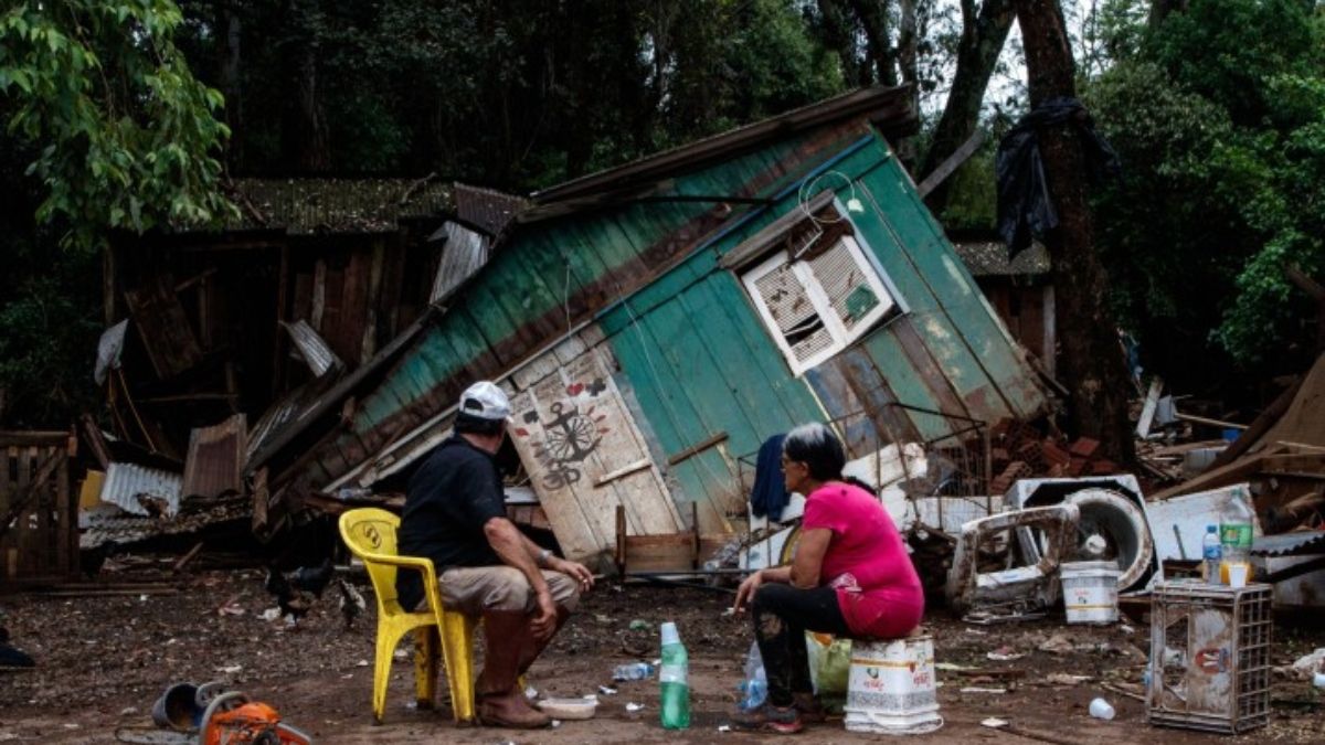Personas sentadas frente a una casa destruida por las inundaciones en Estrela, estado de Rio Grande do Sul, Brasil, en septiembre de 2023. Este año, una serie de fenómenos meteorológicos extremos han vuelto a poner de manifiesto la vulnerabilidad de América Latina al cambio climático (Imagen: Alamy) Personas sentadas frente a una casa destruida por las inundaciones en Estrela, estado de Rio Grande do Sul, Brasil, en septiembre de 2023. Este año, una serie de fenómenos meteorológicos extremos han vuelto a poner de manifiesto la vulnerabilidad de América Latina al cambio climático (Imagen: Alamy)