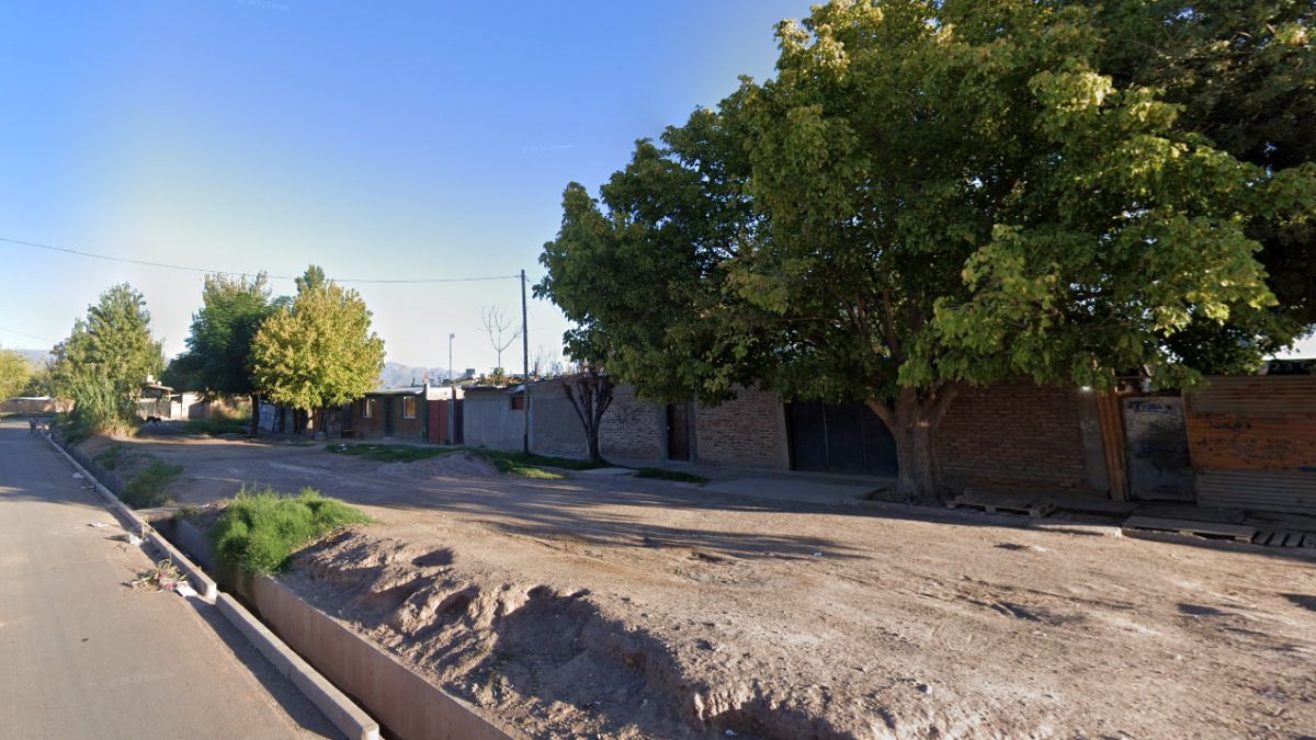 En esta zona de Capilla de Nieve, barrio San Jorge, fue detenido el chico que quiso evitar a la Policía. Portaba un arma falsa y circulaba con una moto sin identificaciones. En esta zona de Capilla de Nieve, barrio San Jorge, fue detenido el chico que quiso evitar a la Policía. Portaba un arma falsa y circulaba con una moto sin identificaciones.