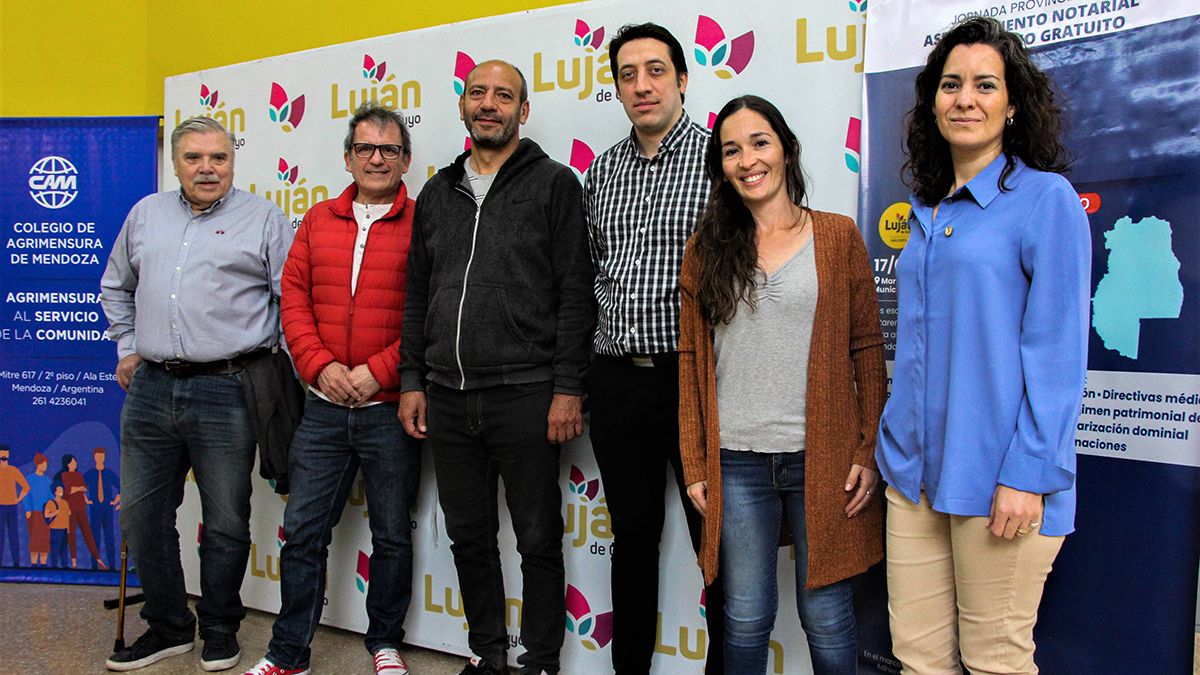 Autoridades de las entidades junto a profesionales durante una jornada de asesoramiento gratuito en Luján de Cuyo.