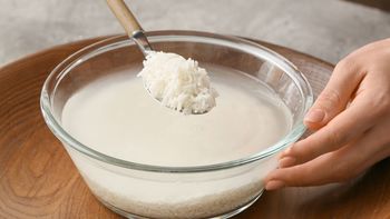 Cómo lavarse el pelo correctamente usando agua de arroz