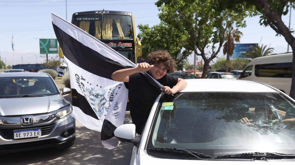 Una caravana de hinchas de Gimnasia y Esgrima despidió al plantel antes de la final con Deportivo Madryn