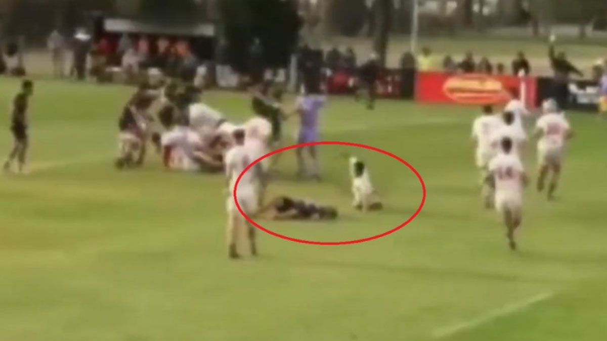 Este es el momento en que s desplomó un jugador de rugby del Club Atlético San Antonio de Padua.