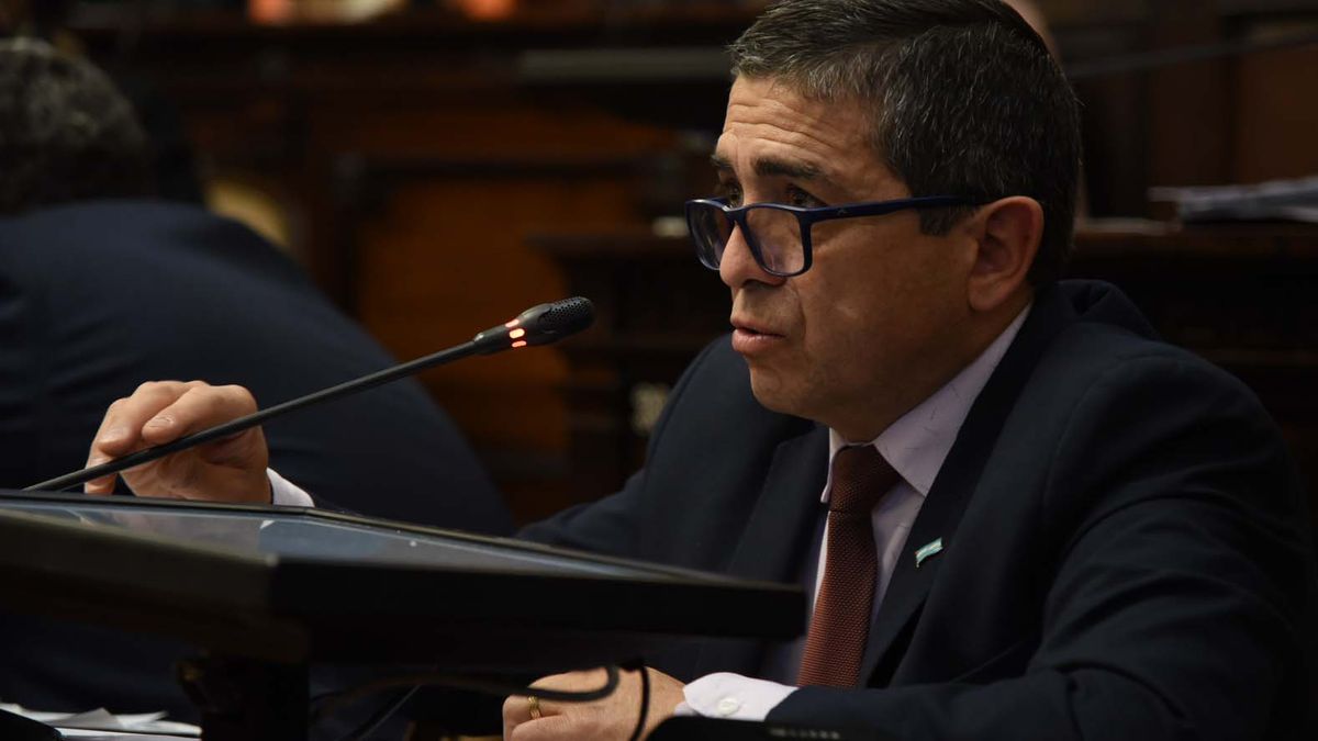 El senador radical Walther Marcolini dio los fundamentos de la ampliación de antigüedad de los vehículos de transporte de pasajeros. El senador radical Walther Marcolini dio los fundamentos de la ampliación de antigüedad de los vehículos de transporte de pasajeros.