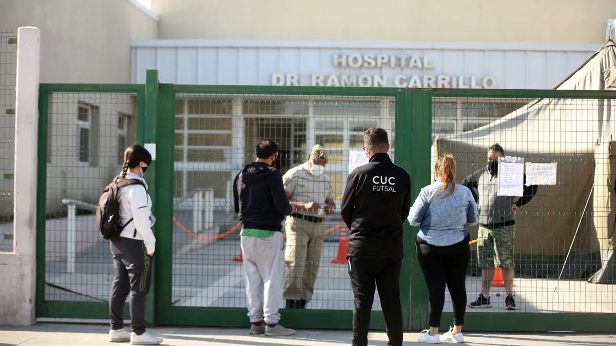 En el hospital Ramón Carillo de Las Heras, se depura la lista de vacunados para tratar de encontrar la justificación por la que se vacunó al ex concejal de Las Heras, Roberto Lucas.