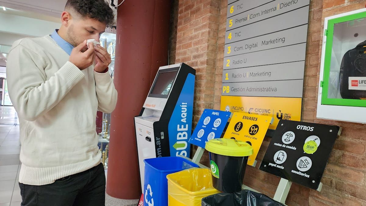 El contenedor azul es la fracción papel, el negro es lo orgánico y el amarillo son plásticos, madera, metales. El contenedor azul es la fracción papel, el negro es lo orgánico y el amarillo son plásticos, madera, metales.