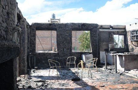 El Zonda dejó decenas de árboles caídos, cuatro casas incendiadas y un motociclista herido