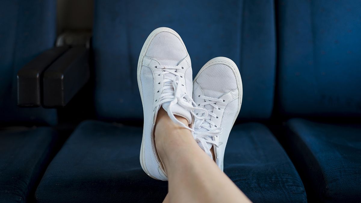 Con estos cuidados técnicos y el uso estratégico del papel de cocina, podrás despedirte para siempre de las manchas amarillas y lucir un calzado que parezca recién salido de la caja. Crédito: Freepik. Con estos cuidados técnicos y el uso estratégico del papel de cocina, podrás despedirte para siempre de las manchas amarillas y lucir un calzado que parezca recién salido de la caja. Crédito: Freepik.