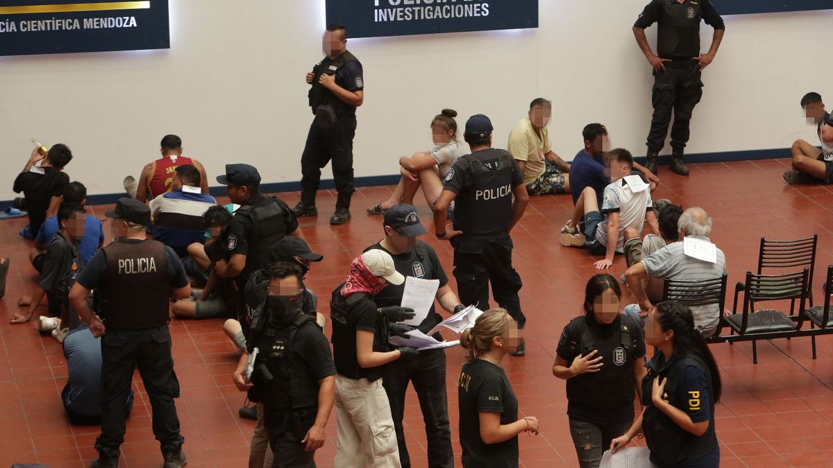 Los 74 detenidos en el megaoperativo en el Campo Pappa fueron identificados. Algunos recuperaron la libertad por no tener medidas pendientes mientras que otros pasaron al penal. Los 74 detenidos en el megaoperativo en el Campo Pappa fueron identificados. Algunos recuperaron la libertad por no tener medidas pendientes mientras que otros pasaron al penal.