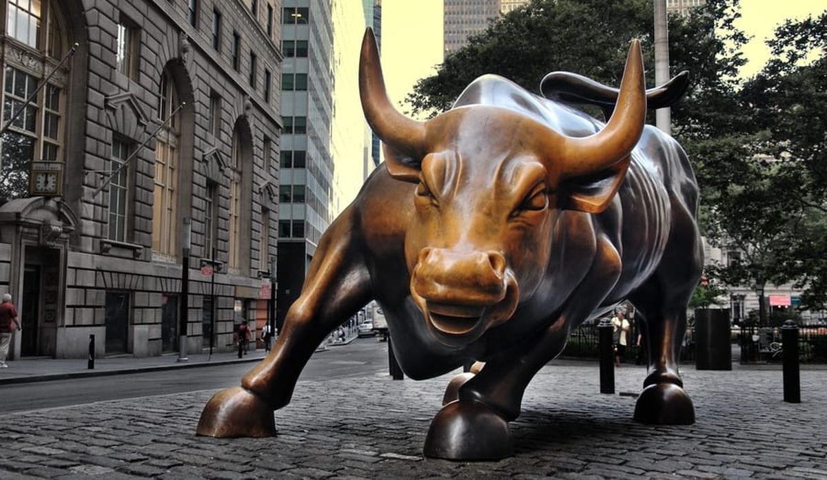 El Toro de Wall Street mostrando el poderío económico de la Bolsa de valores de Nueva York. El Toro de Wall Street mostrando el poderío económico de la Bolsa de valores de Nueva York.