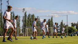 Hinchas de Colón apretaron a los jugadores en la práctica