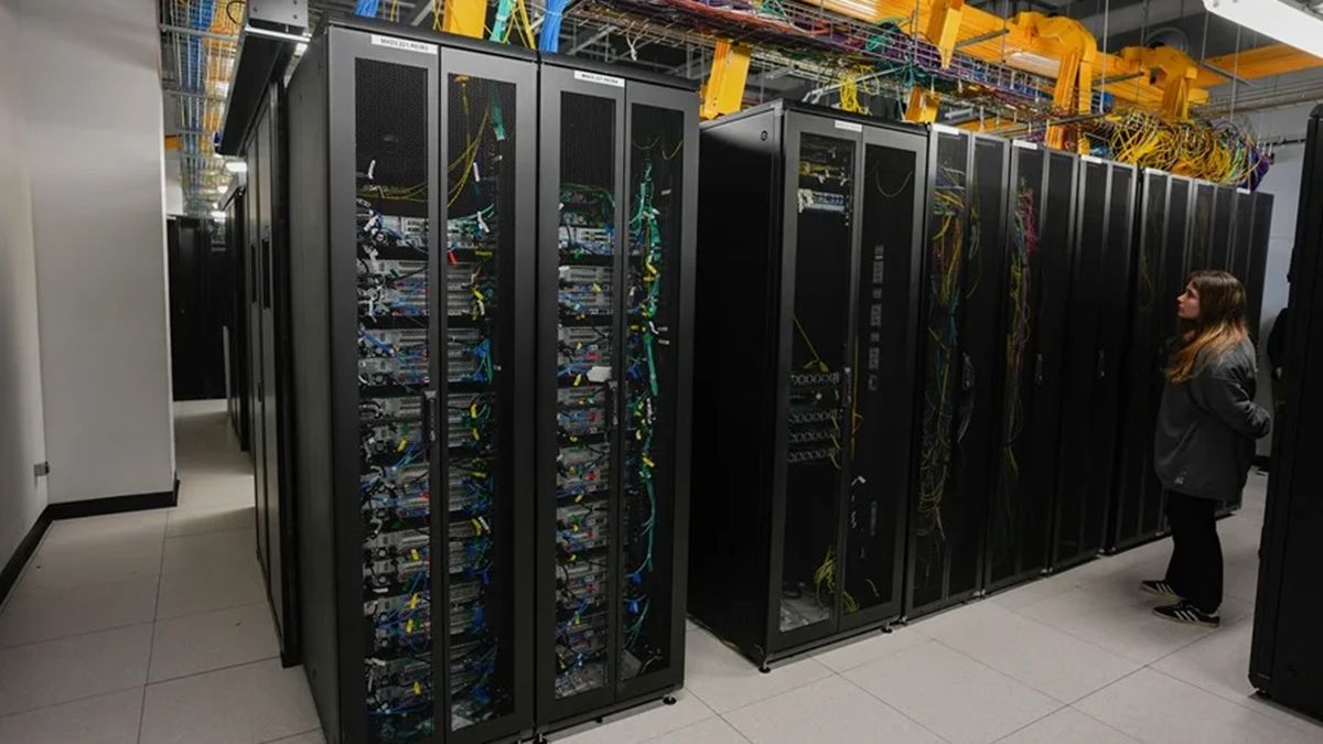Cada consulta de inteligencia artificial consume hasta 10 veces más luz que una búsqueda web tradicional, y medio litro de agua por cada 20-50 interacciones. Cada consulta de inteligencia artificial consume hasta 10 veces más luz que una búsqueda web tradicional, y medio litro de agua por cada 20-50 interacciones.