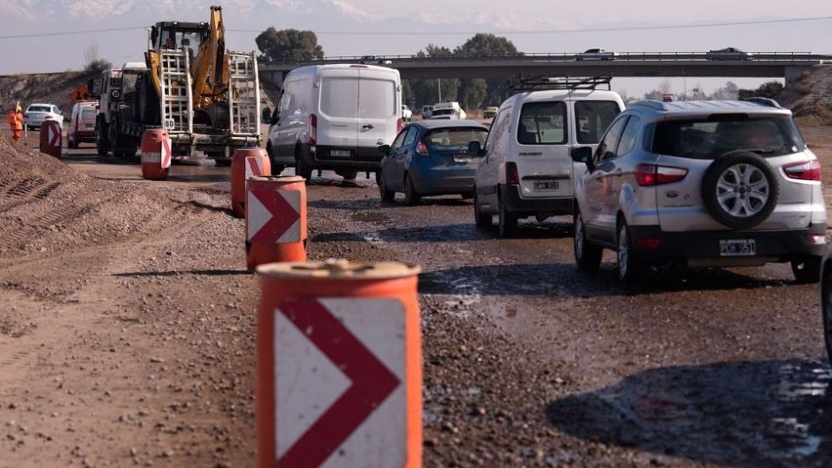 El tránsito de la calzada Norte del Acceso Este se ha desviado por completo. El tránsito de la calzada Norte del Acceso Este se ha desviado por completo.