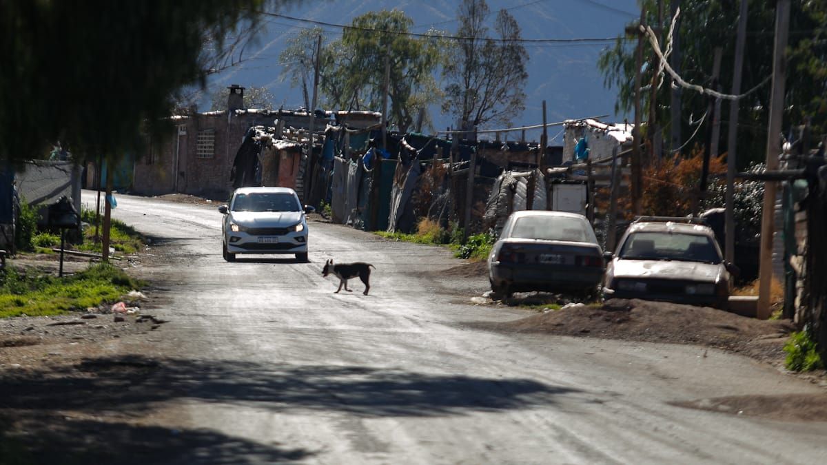 En la villa San Cayetano, no sólo las viviendas invaden la traza de la ruta, sino que a eso se suman vehículos abandonados que reducen aún más la chance de pasar por allí, en el corazón del circuito Papagayos. En la villa San Cayetano, no sólo las viviendas invaden la traza de la ruta, sino que a eso se suman vehículos abandonados que reducen aún más la chance de pasar por allí, en el corazón del circuito Papagayos.