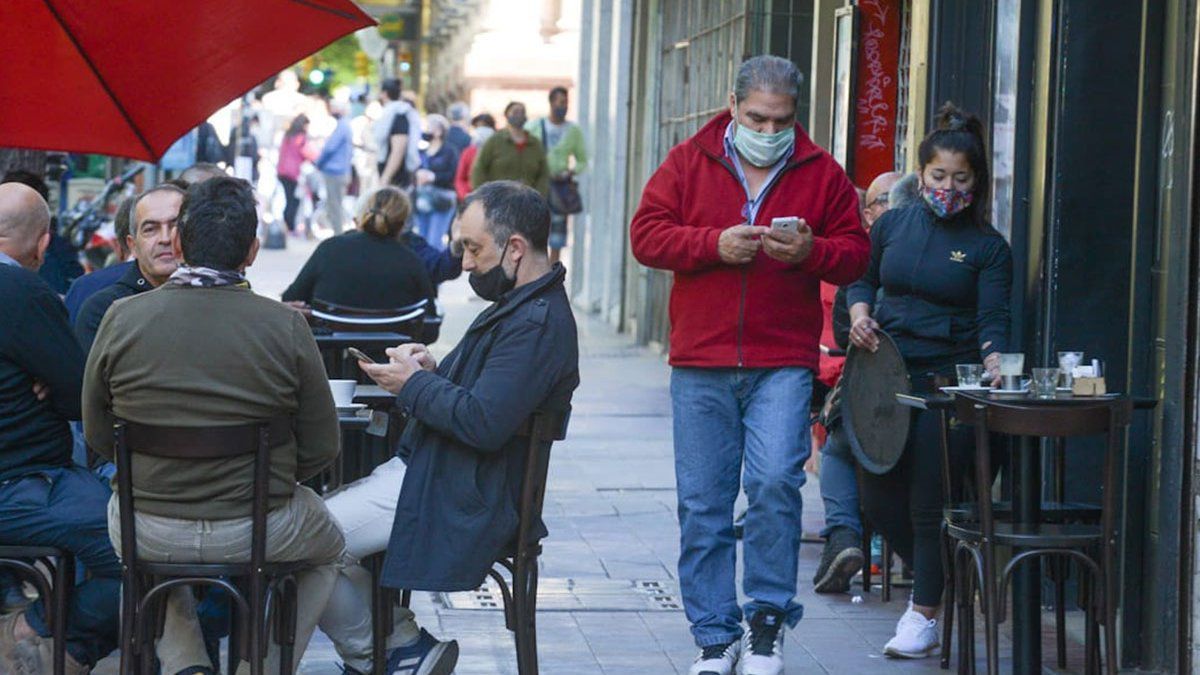 Para mantener a raya los contagios de Covid-19, Mendoza continuará con las restricciones de las salidas por DNI para realizar comprar o para ir a un bar o restorán.