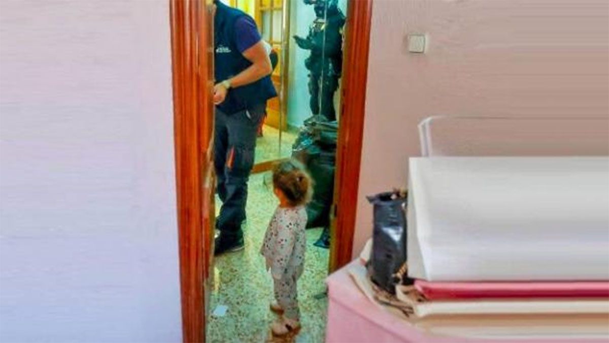 La foto que duele: la imagen de una niña en medio de un desalojo