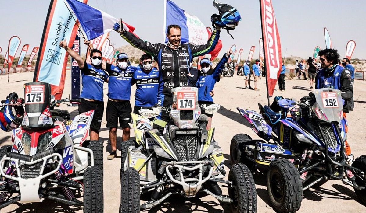 Raise your arms Alexandre Giroud, the winner of the Dakar in Quads.  Next to him, Francisco Moreno's quad 192